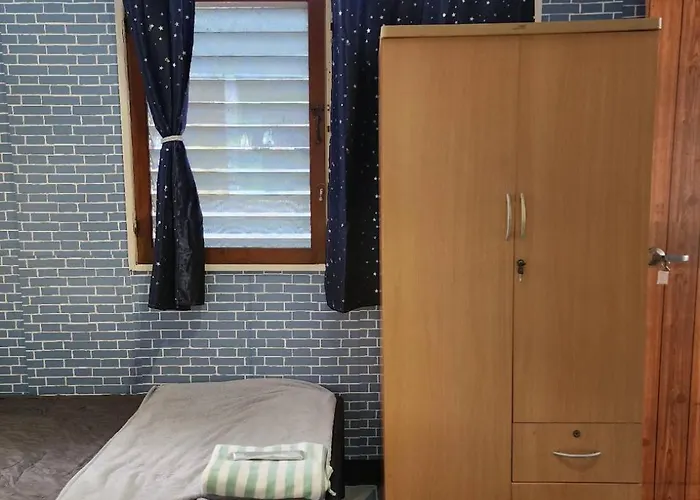 211 Spacious With Breezy Fan Full Amenities With Free Wi-fi Bangkok
