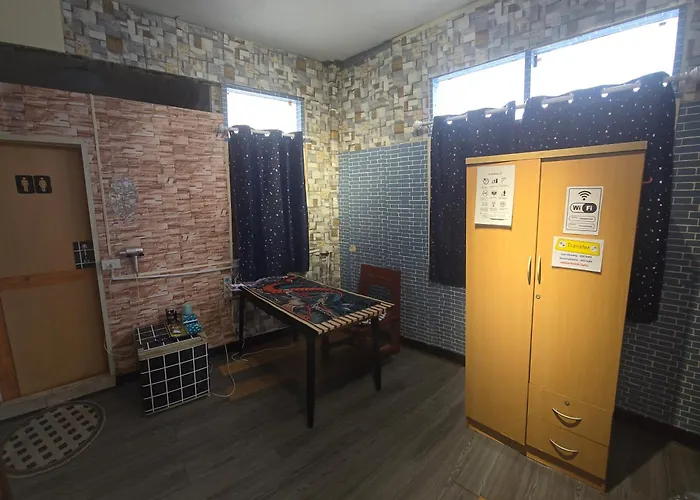 211 Spacious With Breezy Fan Full Amenities With Free Wi-fi
