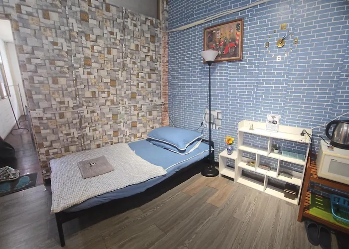 211 Spacious With Breezy Fan Full Amenities With Free Wi-fi *